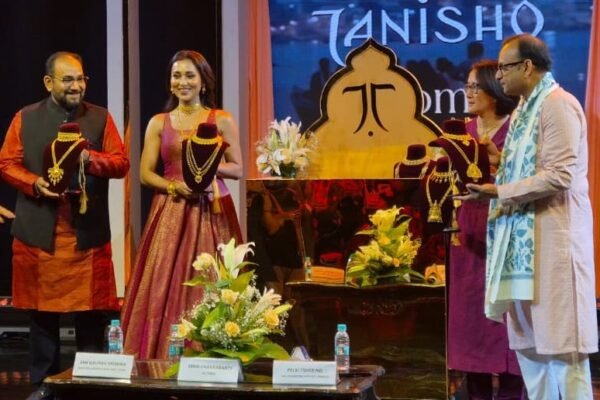 TANISHQ PRESENTS AAGOMON FOR THE SRIJONIS OF NOTUN BANGALIYANA THIS DURGA PUJO