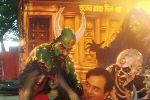 Rajiv Pal, the owner of the restaurant 'Bhooter Raja Dil Bar', is determined to bring back almost extinct Bengali traditions