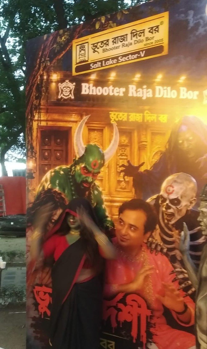 Rajiv Pal, the owner of the restaurant 'Bhooter Raja Dil Bar', is determined to bring back almost extinct Bengali traditions
